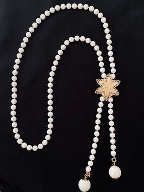 #59 Sarah Coventry Signed White Bead Lariat Necklace Gold Tone Flower